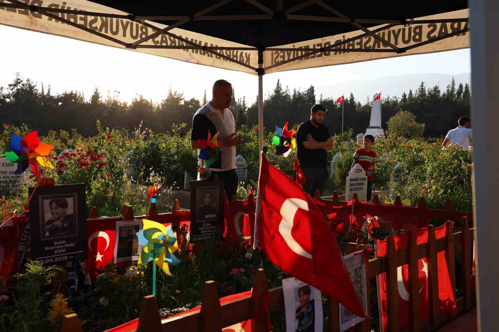 Her gün mezarlığa gelen acılı babalar evlatlarını Babalar Günü’nde de yalnız bırakmadı