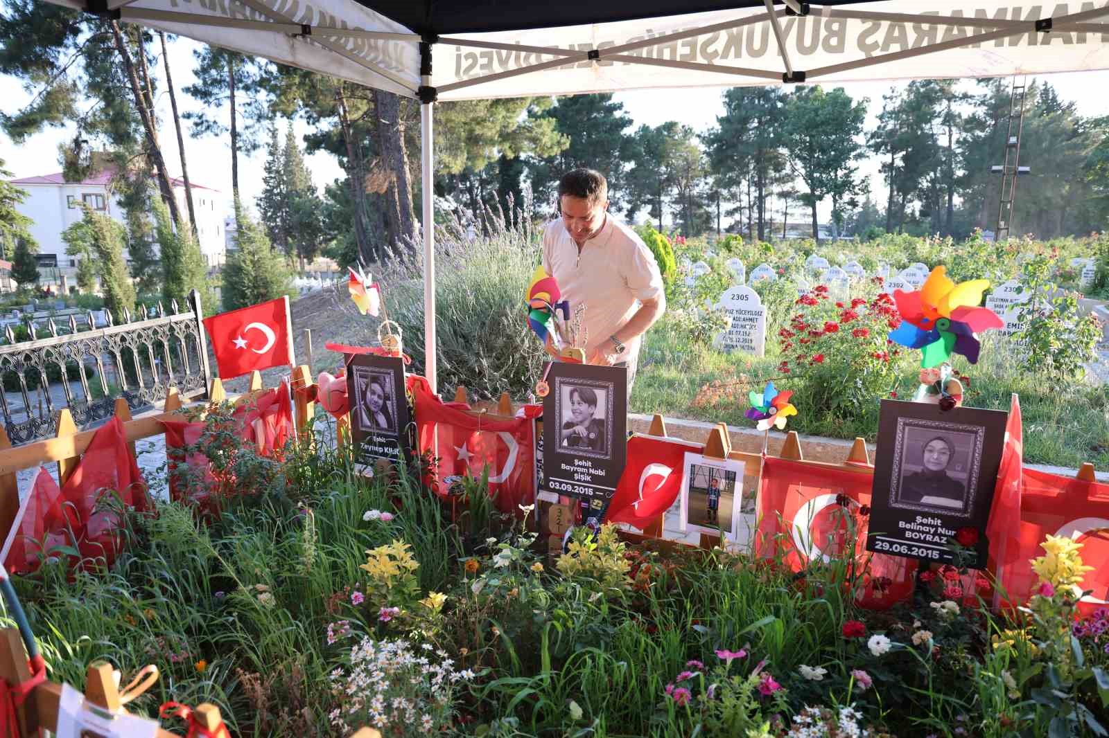 Her gün mezarlığa gelen acılı babalar evlatlarını Babalar Günü’nde de yalnız bırakmadı