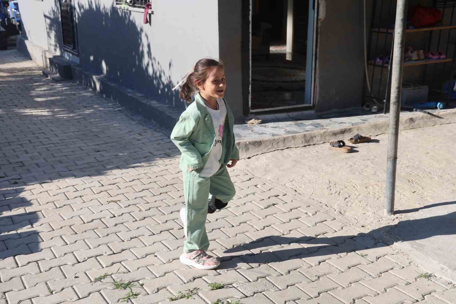 Depremde ailesini kaybeden Zeynep, amcasına ’baba’, yengesine ’anne’ diyerek hayata tutundu
