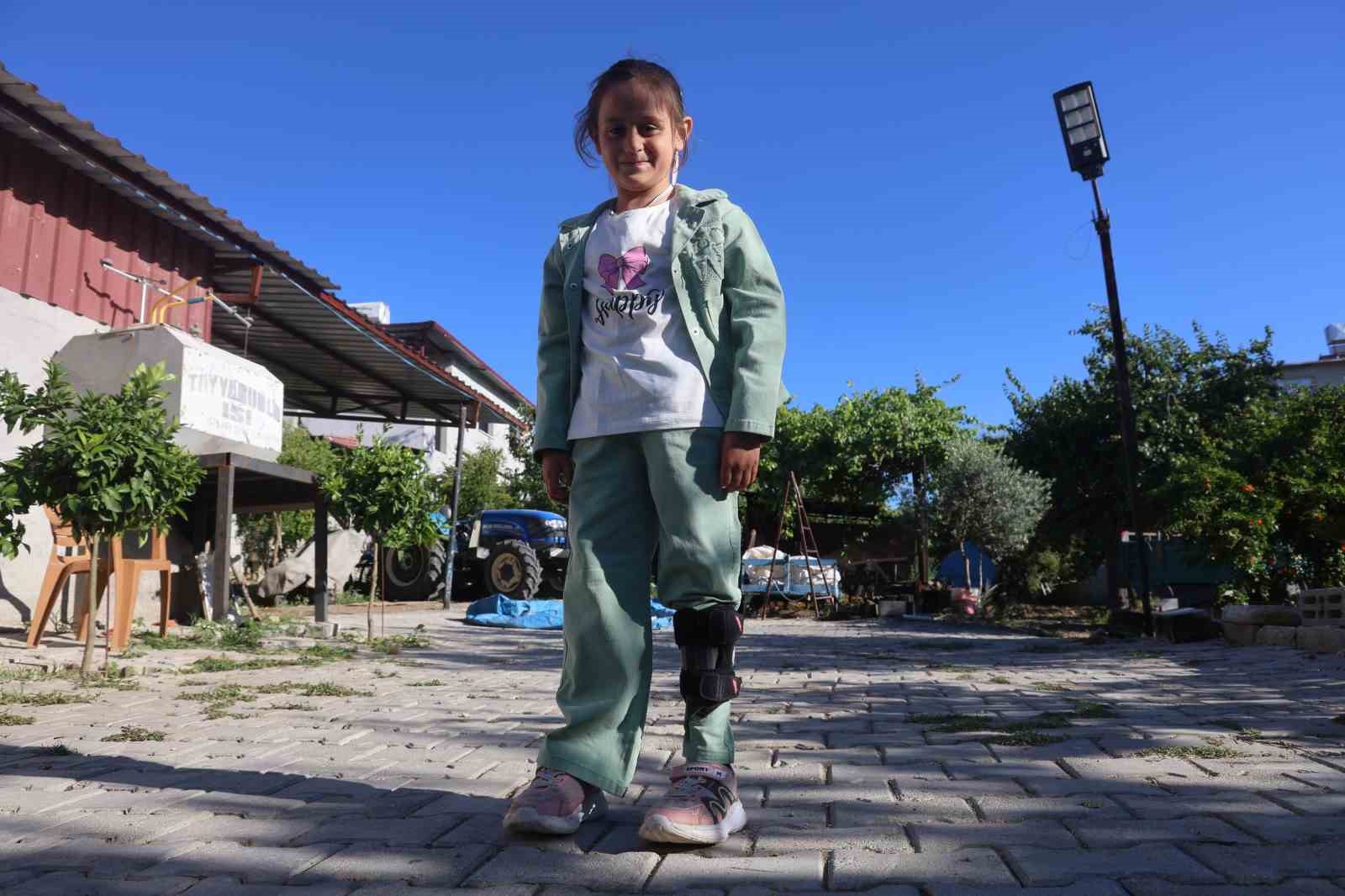 Depremde ailesini kaybeden Zeynep, amcasına ’baba’, yengesine ’anne’ diyerek hayata tutundu