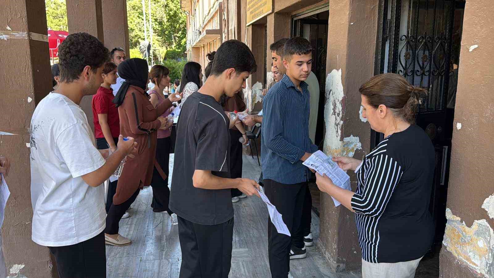 YKS’nin ikinci oturumu AYT başladı