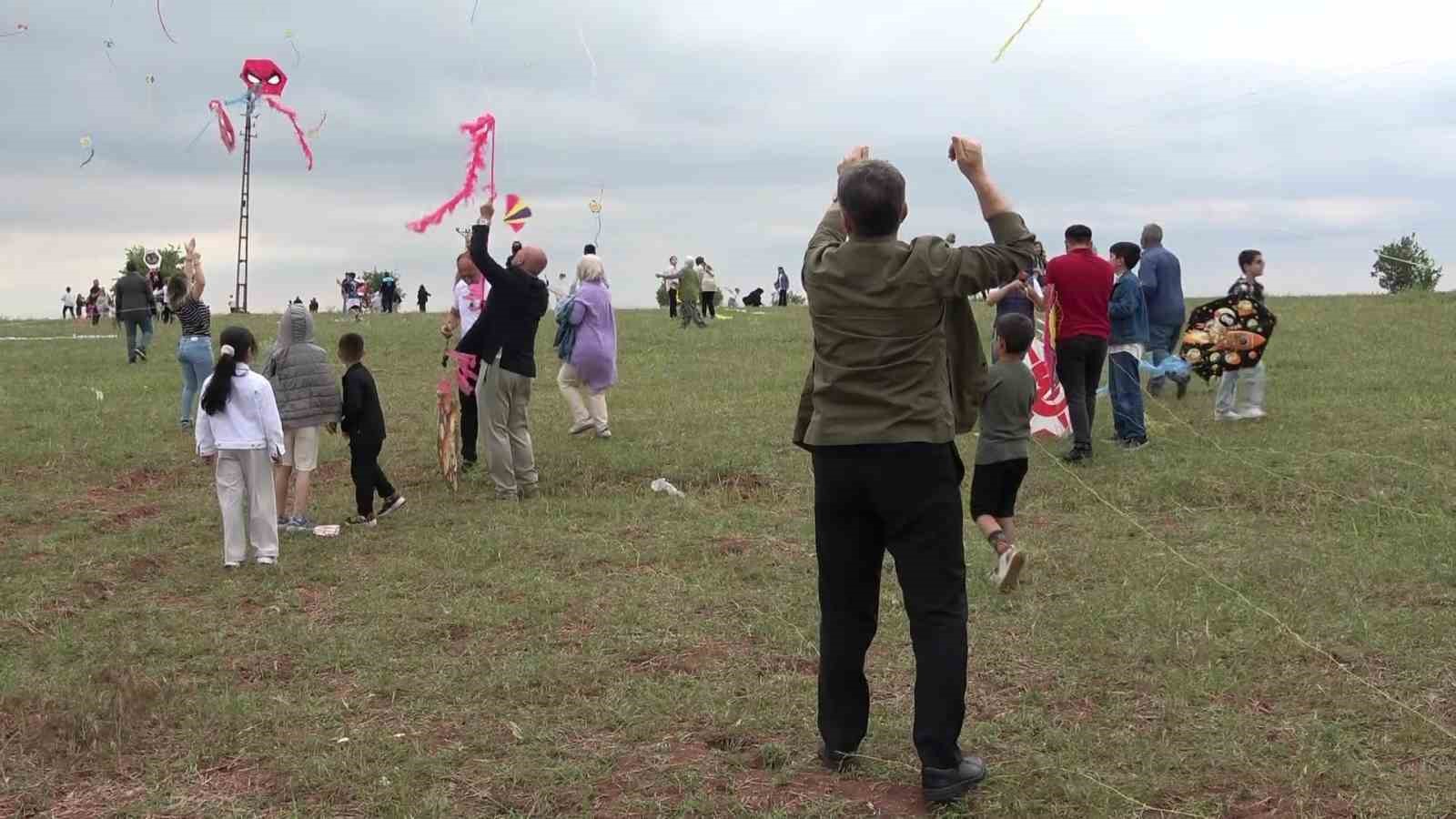 Uçurtması kopunca ağlayan çocuk için yöneticiler seferber oldu