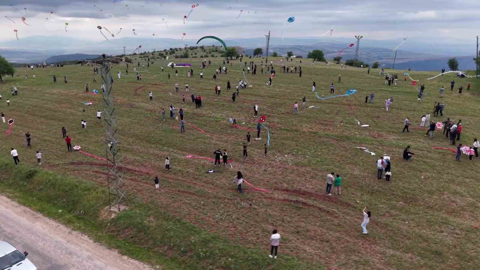 Uçurtması kopunca ağlayan çocuk için yöneticiler seferber oldu