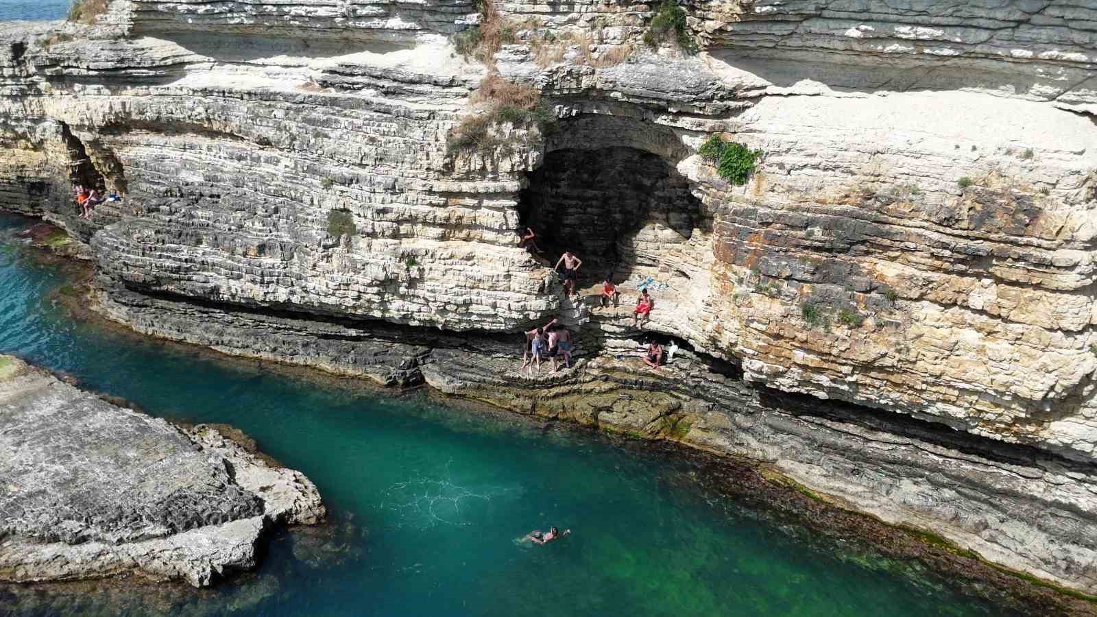 Kayalıklardan Karadeniz’in serin sularına atladılar