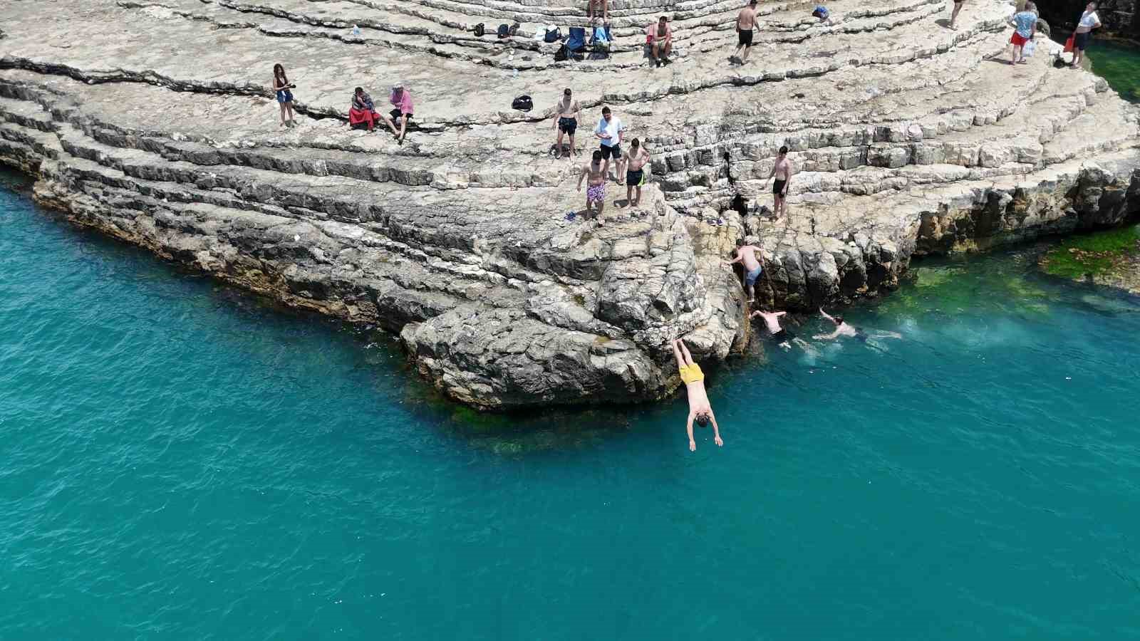 Kayalıklardan Karadeniz’in serin sularına atladılar