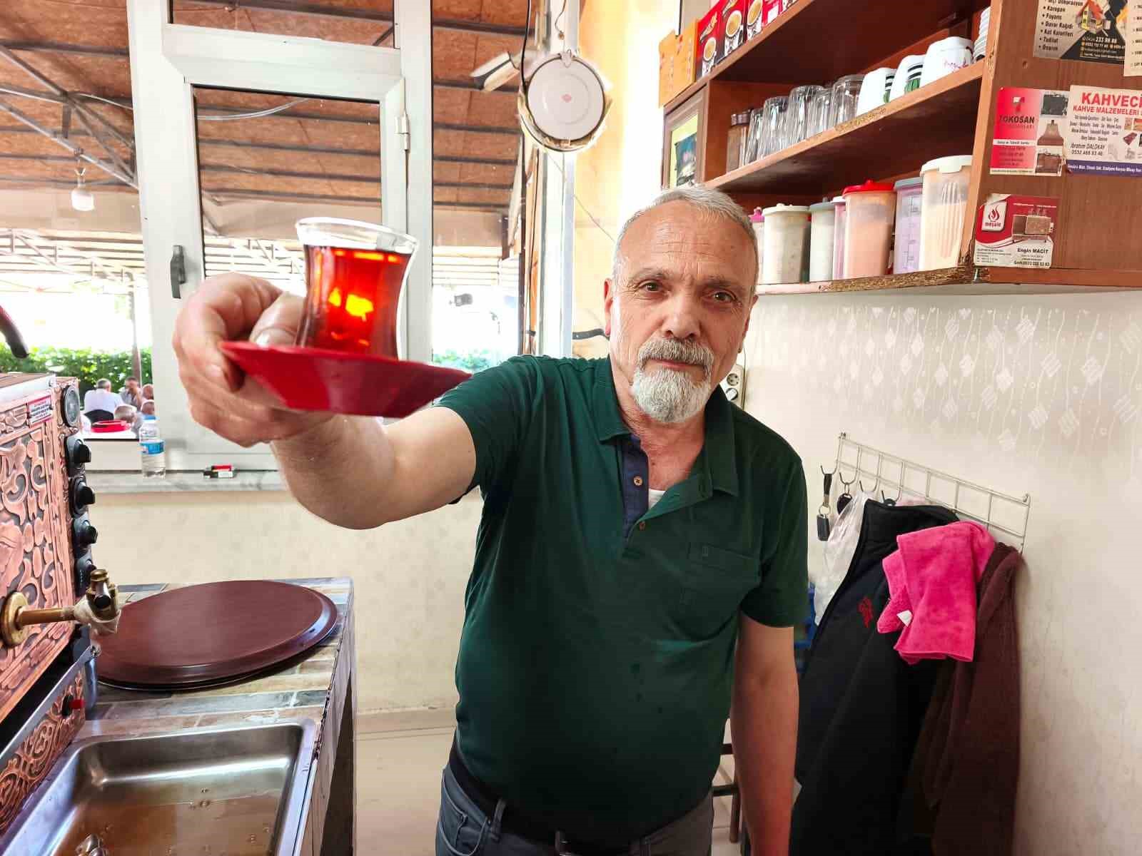 Çay demlerken şiir yazıyor: 40 yıllık çaycı şiirleriyle gönül ısıtıyor