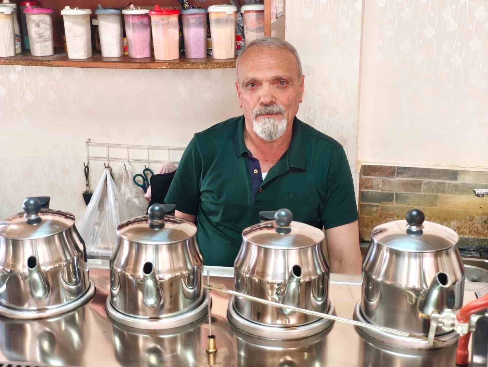 Çay demlerken şiir yazıyor: 40 yıllık çaycı şiirleriyle gönül ısıtıyor
