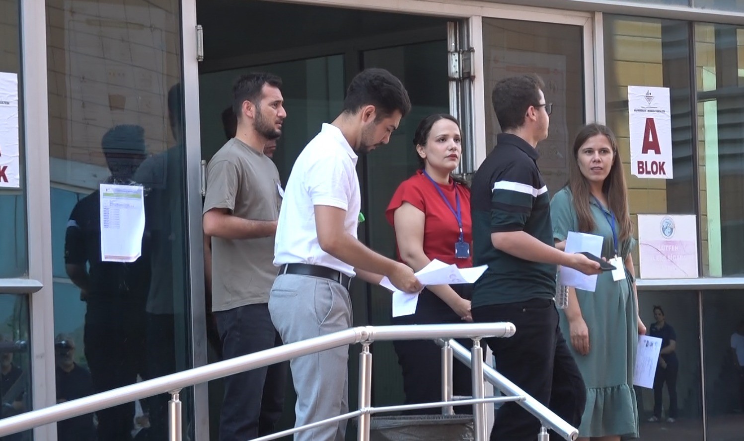 YKS’ye saniyeler kala yetişti: Güvenlik görevlisi motosikletiyle sınava ulaştırdı