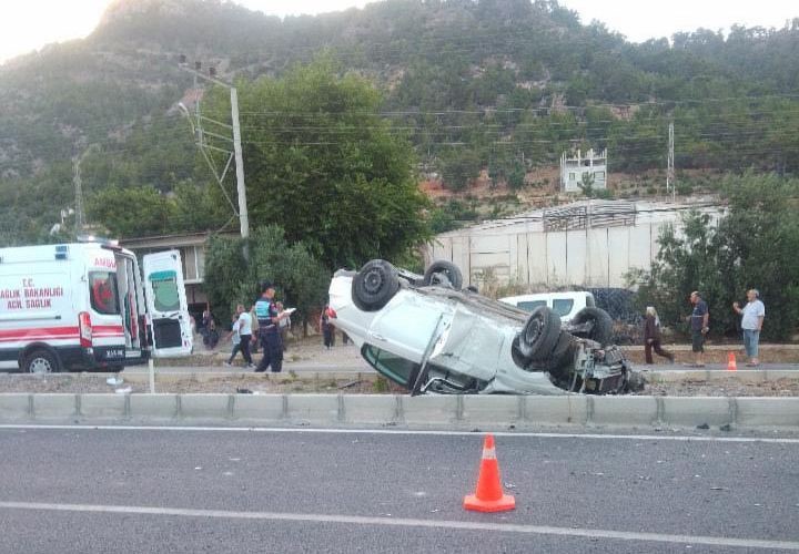Mersin’de kaza yapan otomobil takla attı: 2 yaralı