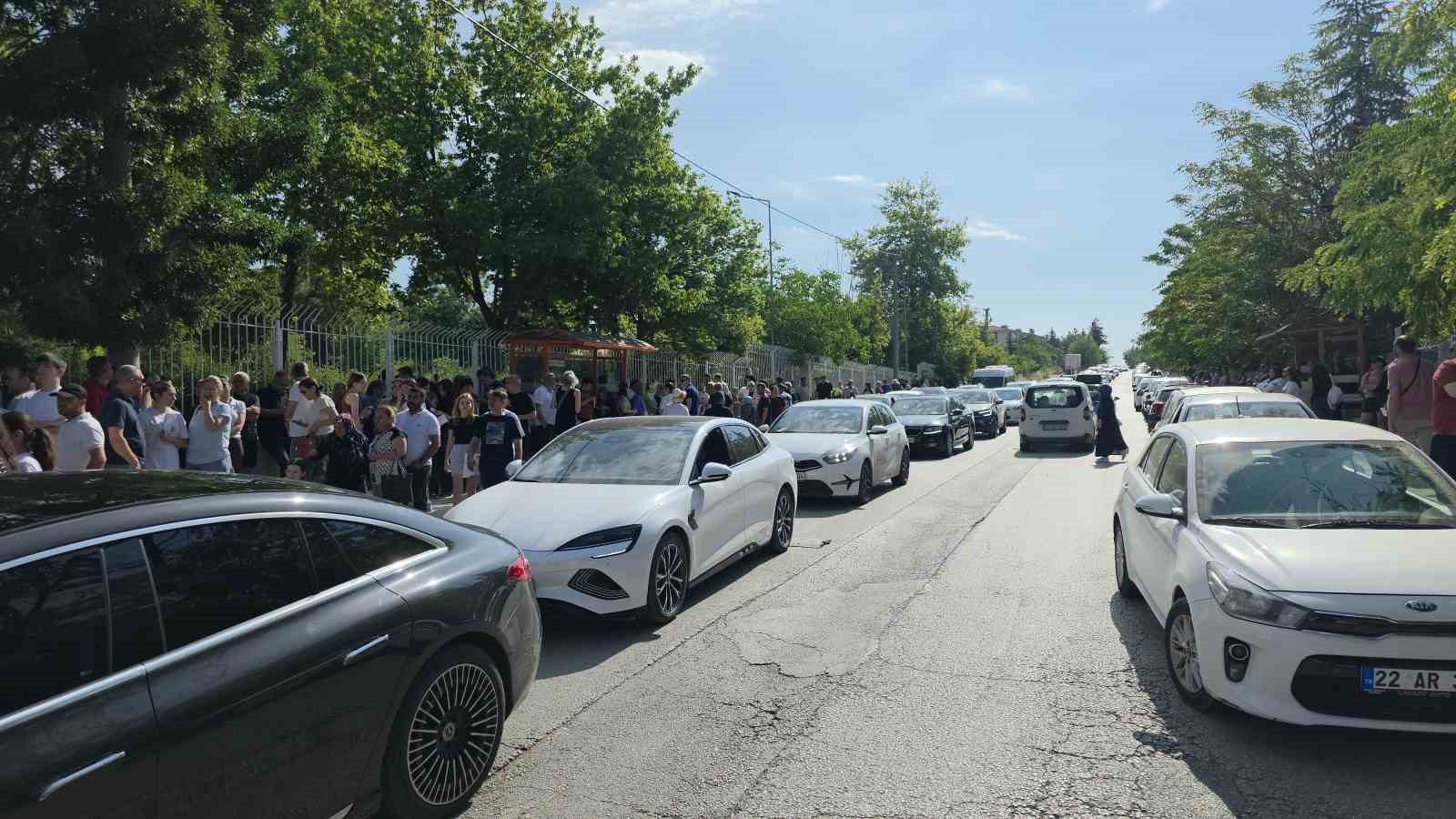 Edirne’de öğrenciler içeride, veliler dışarıda ter döktü