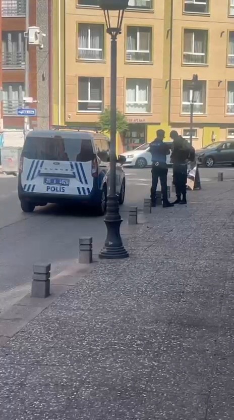 Sokak ortasında hareketsiz duran şahıs tedirginliğe yol açtı