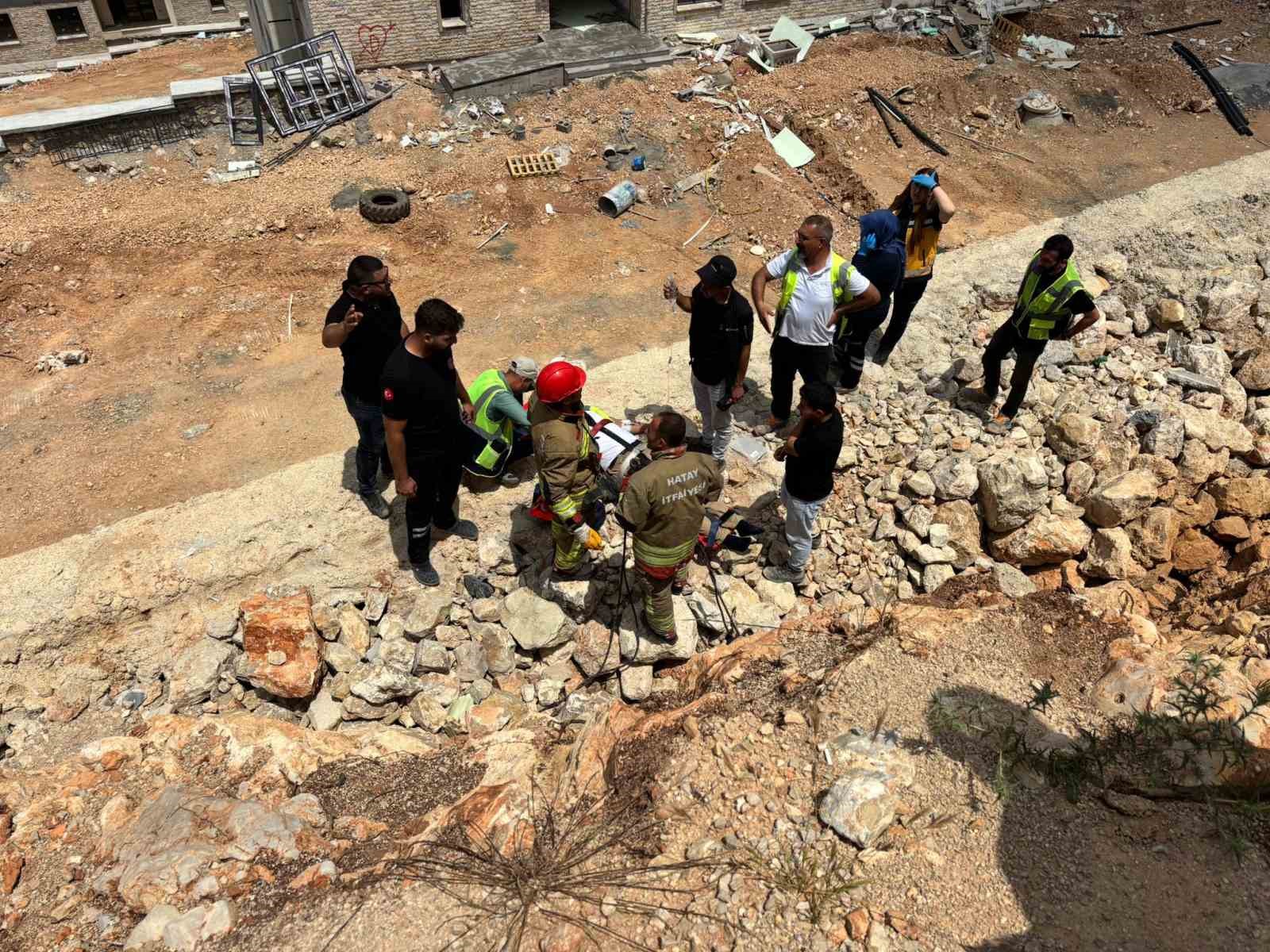 Kayalıklardan düşen işçi yaralandı