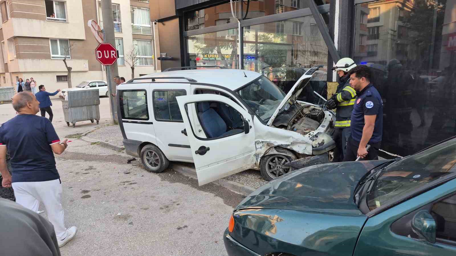Eskişehir’de kavşakta 2 araç çarpıştı: 2 yaralı