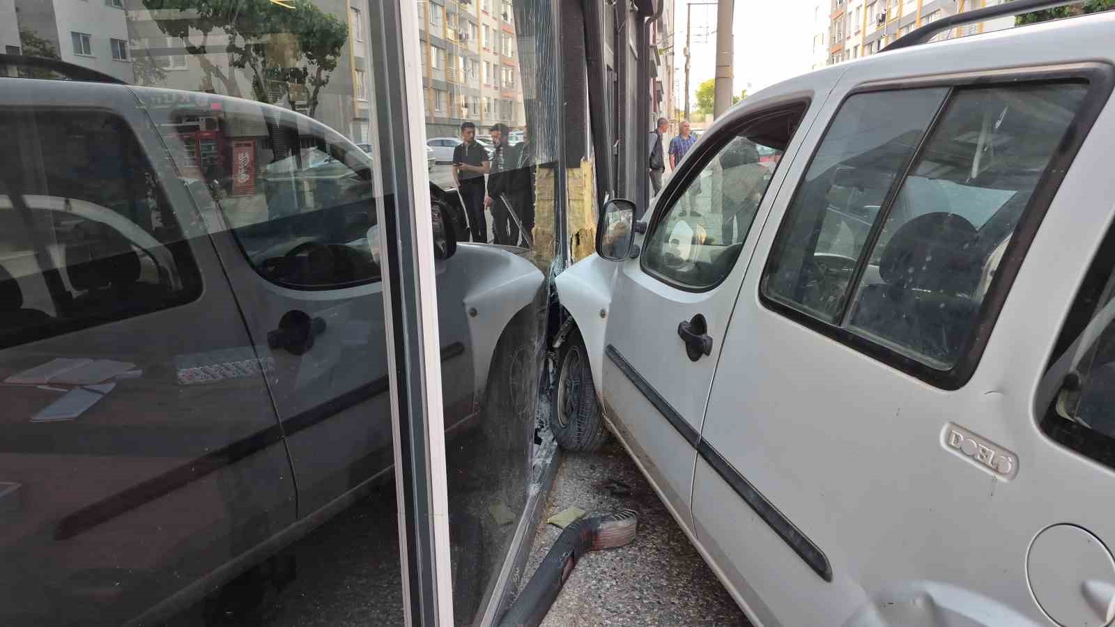 Eskişehir’de kavşakta 2 araç çarpıştı: 2 yaralı