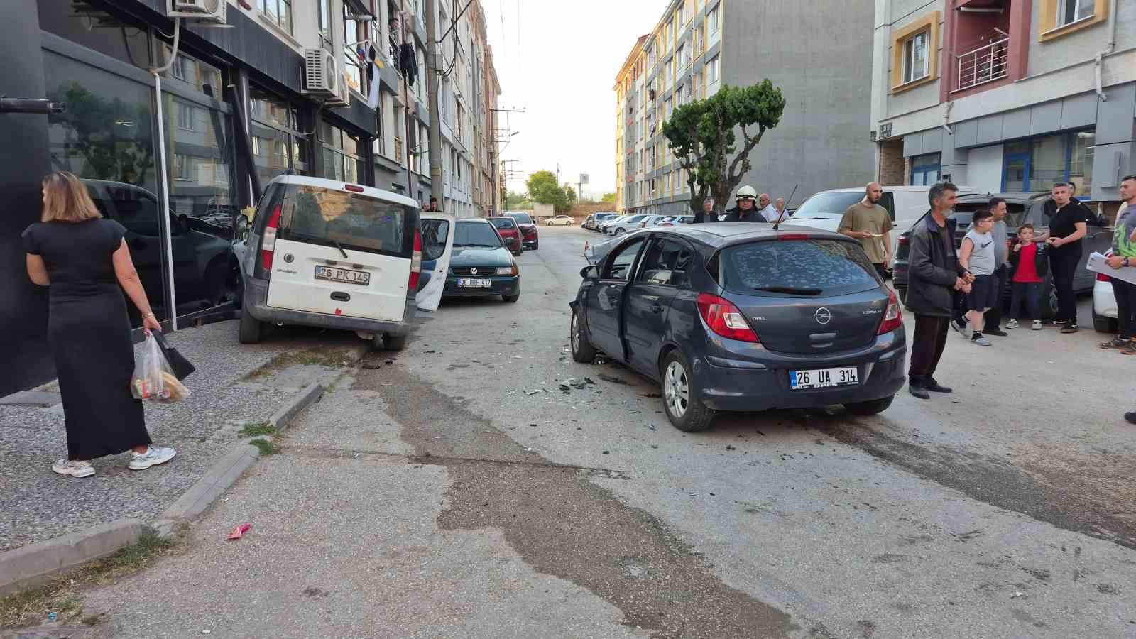 Eskişehir’de kavşakta 2 araç çarpıştı: 2 yaralı
