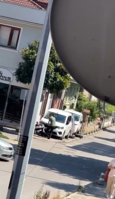Eşini rahatsız ettiğini öne sürdüğü kişiyi bacağından vurdu