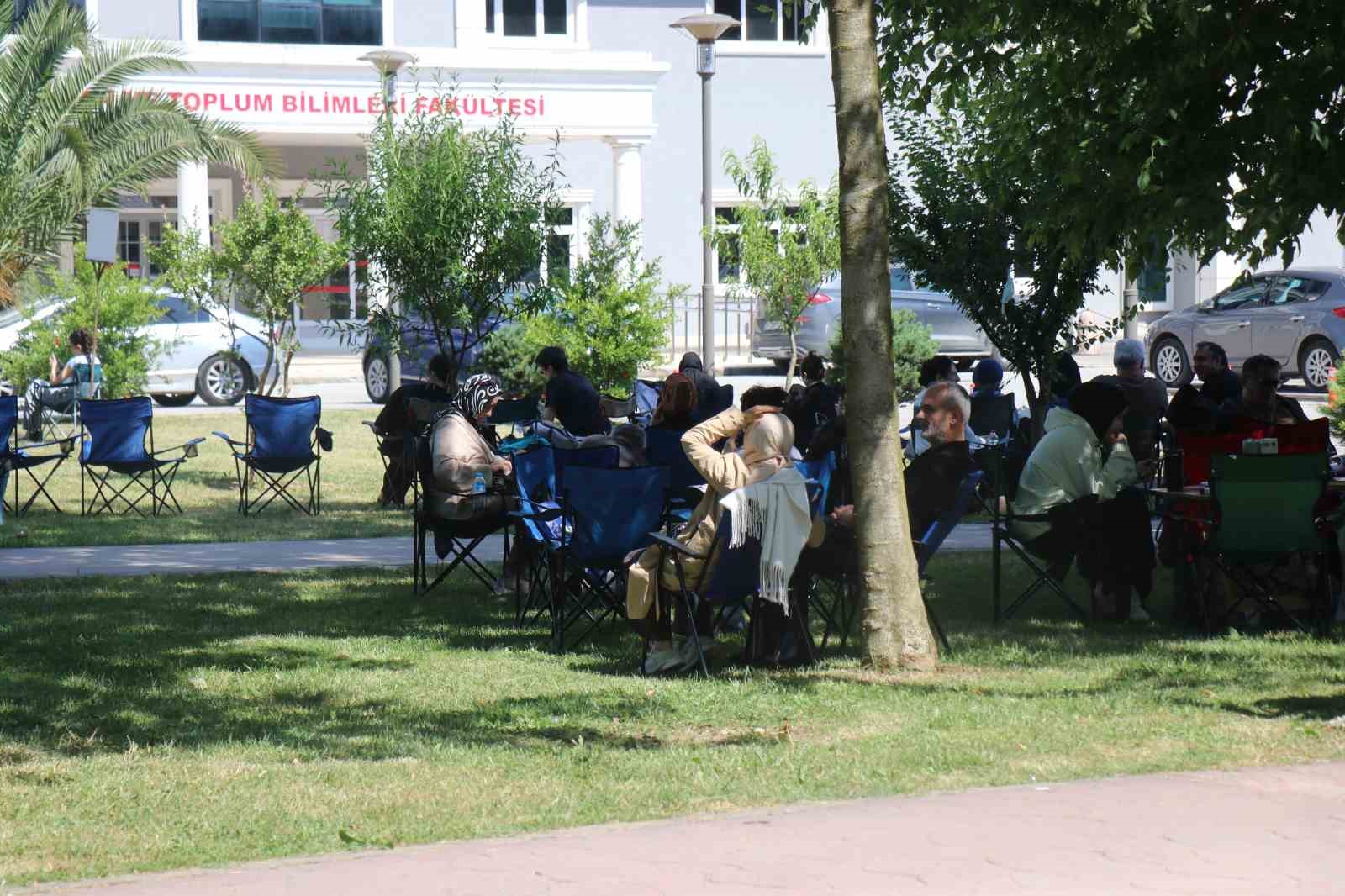 Çocuklar içeride ter döktü, aileler dışarıda piknik yaparak bekledi