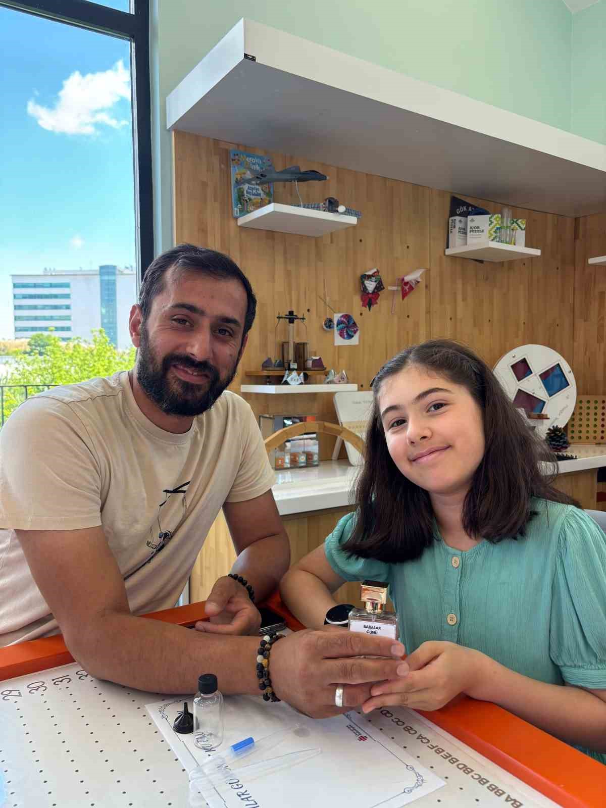 Bilim Ümraniye’de babalar ve çocuklar kendi parfümlerini tasarladı