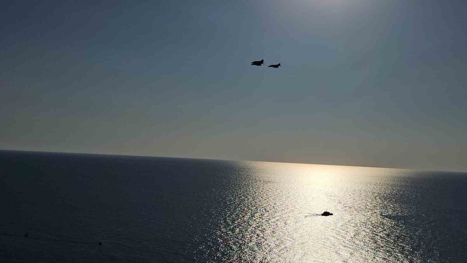 Zonguldak’ın kurtuluş coşkusu gökyüzüne taşındı: Savaş uçaklarından nefes kesen gösteri