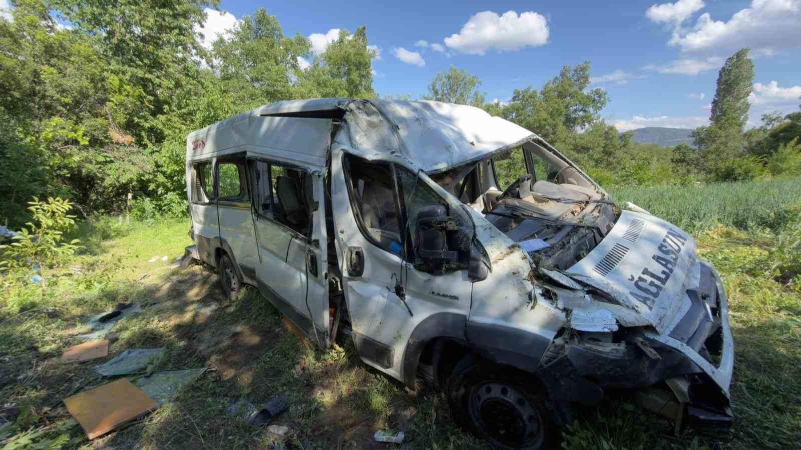 Burdur’da minibüs tarlaya uçtu: 8 yaralı