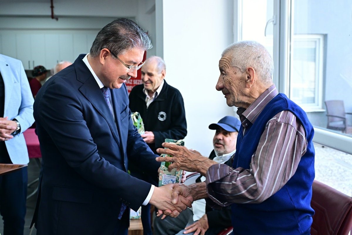 Vali Yılmaz, Yaşlı Bakım ve Rehabilitasyon Merkezi’nde Babalar Günü pastası kesti