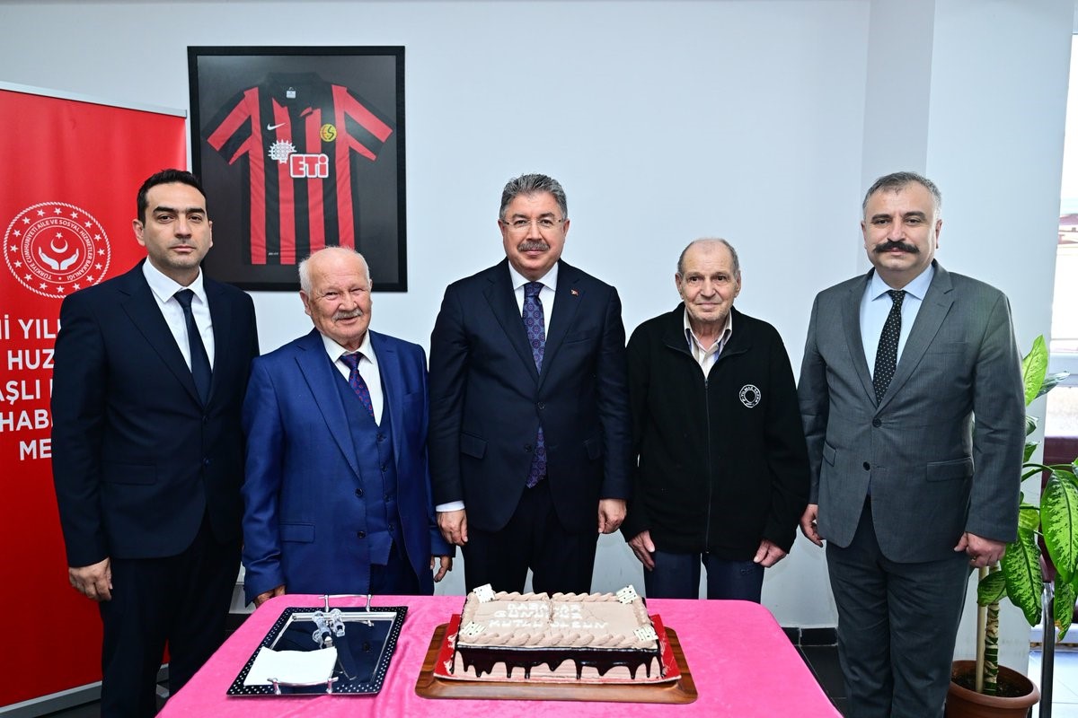 Vali Yılmaz, Yaşlı Bakım ve Rehabilitasyon Merkezi’nde Babalar Günü pastası kesti