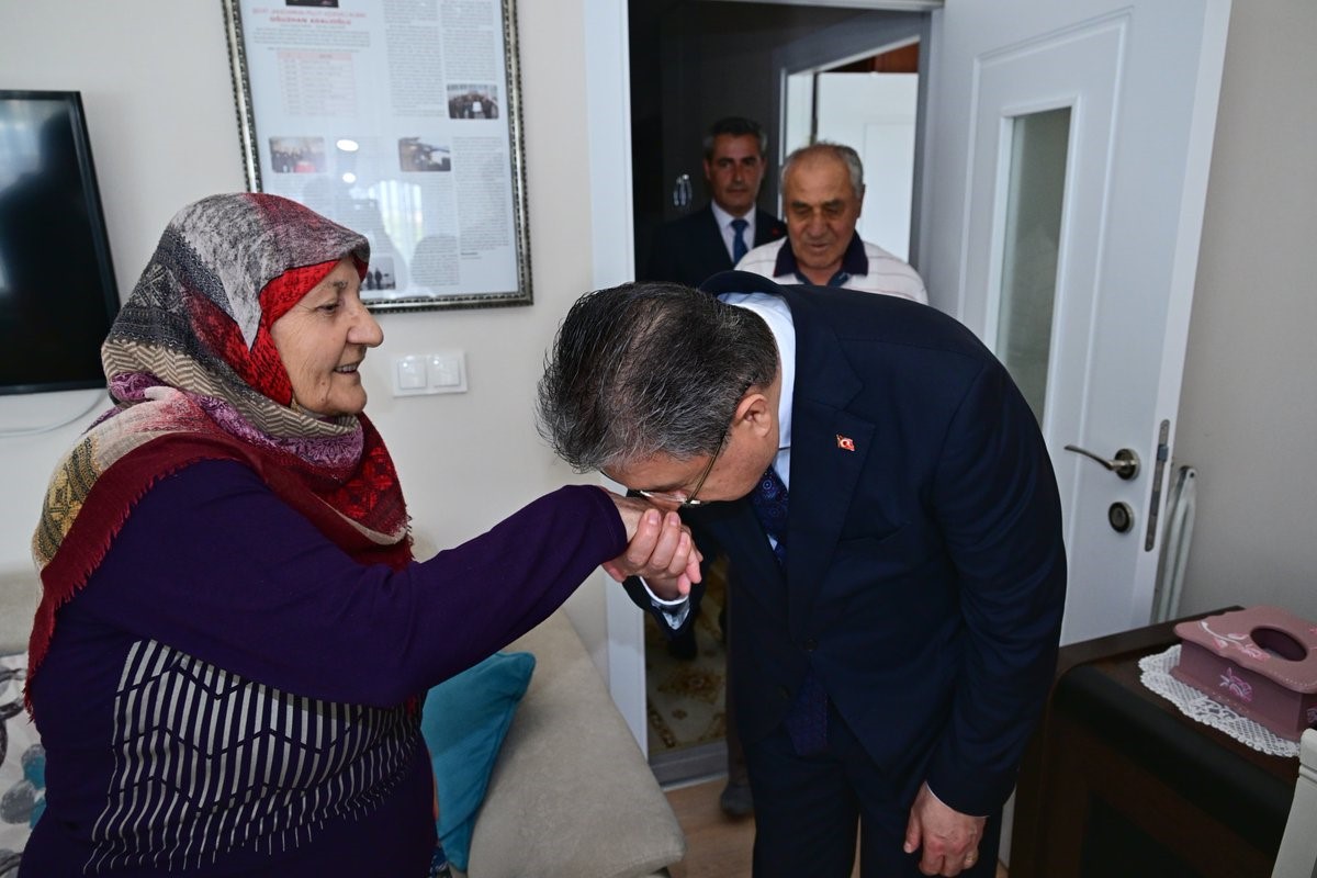 Vali Yılmaz, Babalar Günü’nde şehit ailesini ziyaret etti