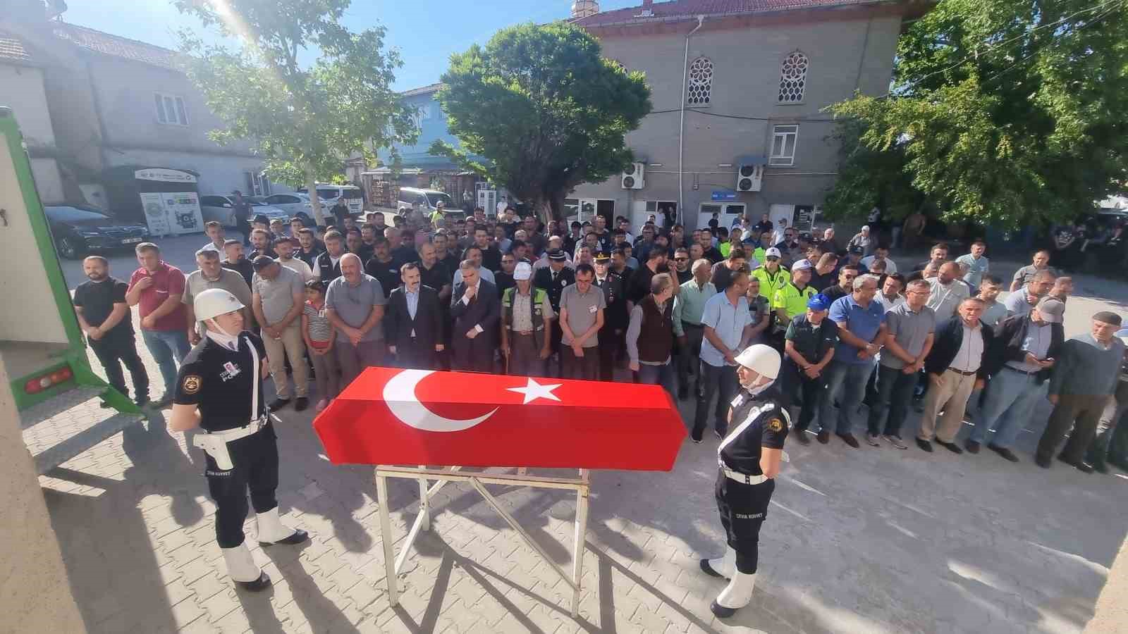 Görev başında hayatını kaybeden polis memuru son yolculuğuna uğurlandı