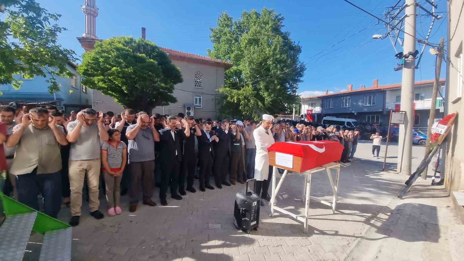 Görev başında hayatını kaybeden polis memuru son yolculuğuna uğurlandı