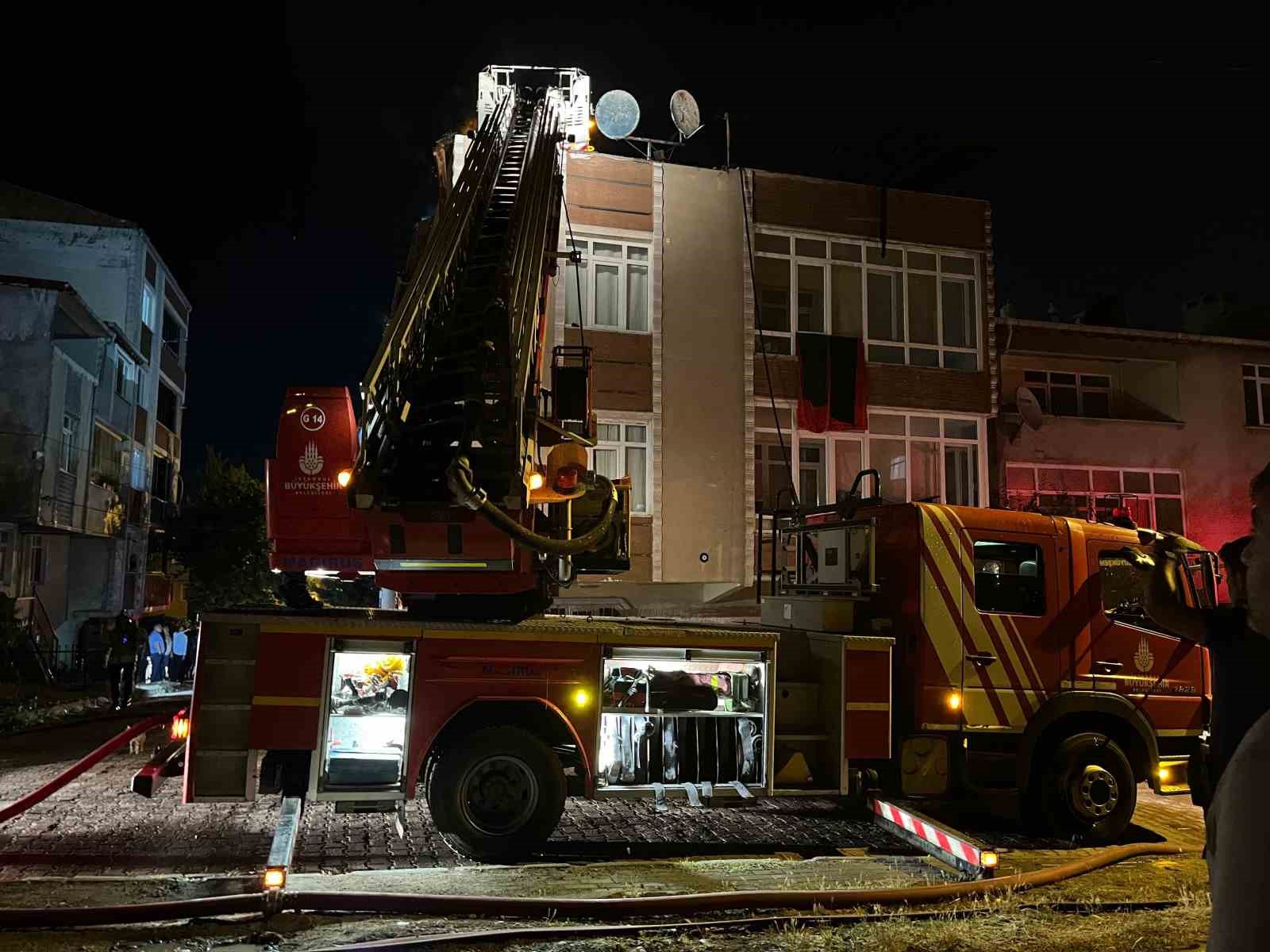 Avcılar’da üç katlı binanın çatısı alev alev yandı