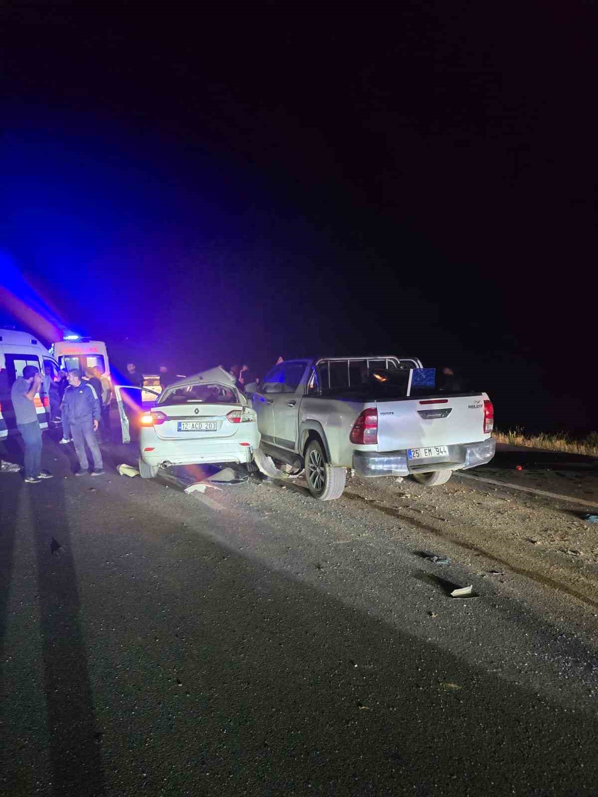Bingöl’de otomobil ile pikap çarpıştı: 1’i ağır 3 yaralı