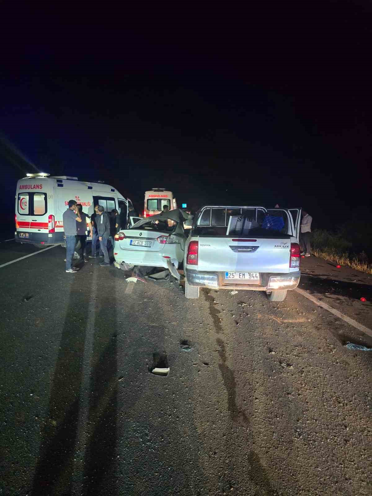 Bingöl’de otomobil ile pikap çarpıştı: 1’i ağır 3 yaralı