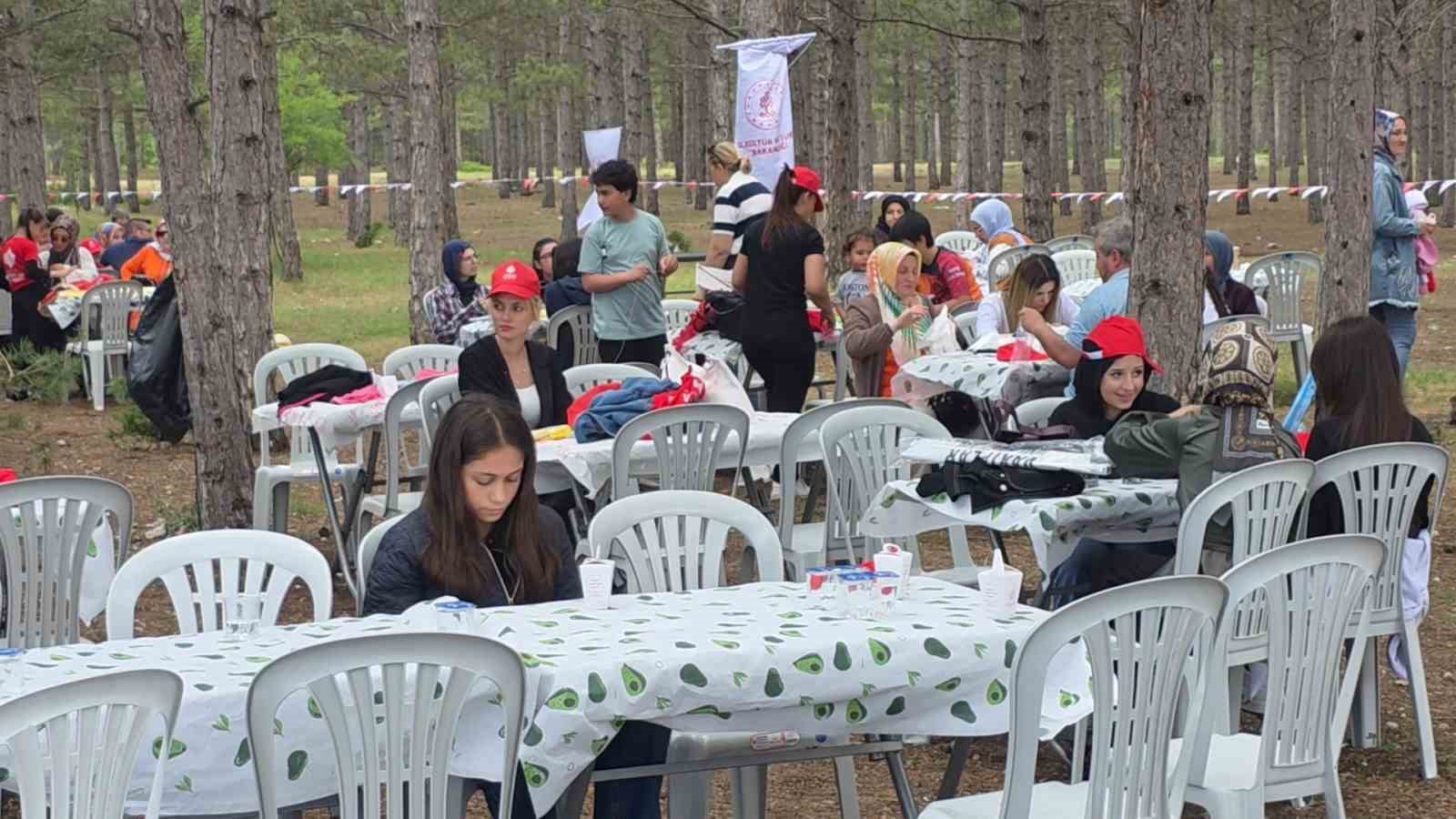 Kütahya’da vakıfların asırlık hayır şartı yerine getirildi, öğrenciler Kent Ormanı’nda ağırlandı