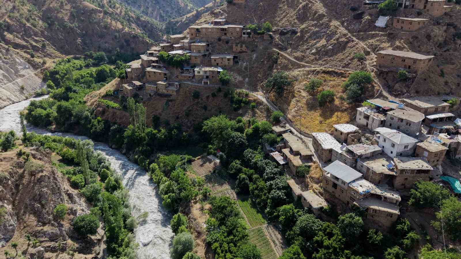 Hizan’ın asırlık taş evleri ve Gayda Barajı hayran bırakıyor
