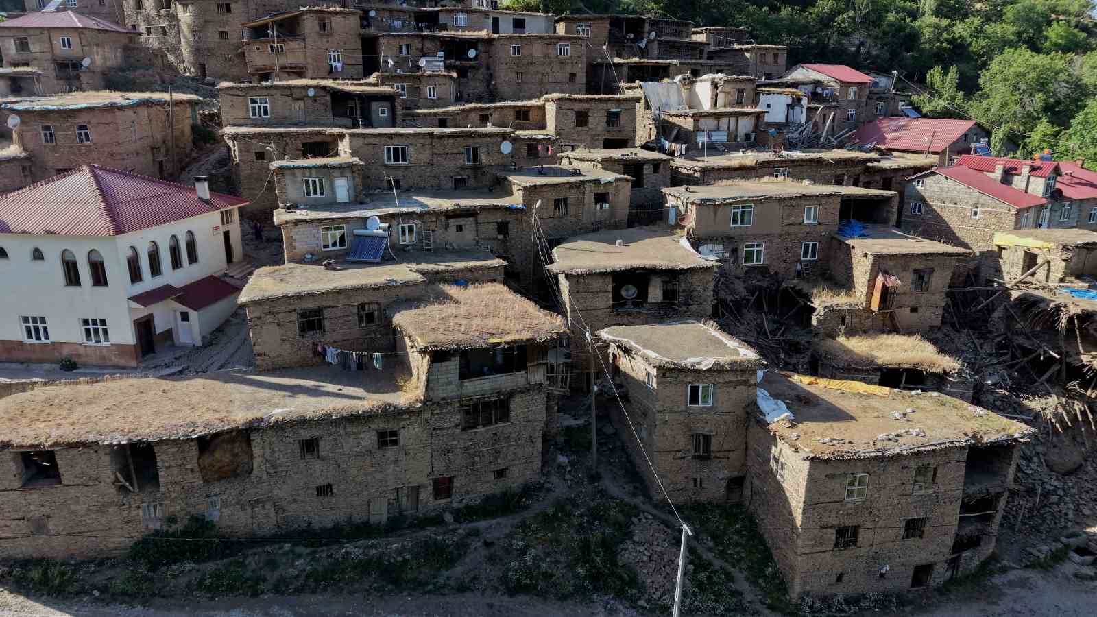 Hizan’ın asırlık taş evleri ve Gayda Barajı hayran bırakıyor