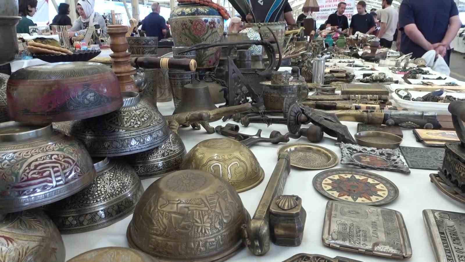 Türkiye’nin dört bir yanından antikacıları Bursa’da buluşturan Agora Antika Pazarı 10 yaşında