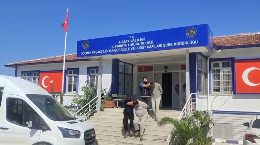 Taksiyle göçmen kaçıran insan tacirleri polisten kaçamadılar
