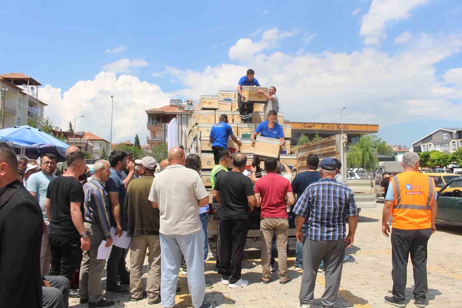 Antalya’nın dört bir yanına arı kovanı desteği