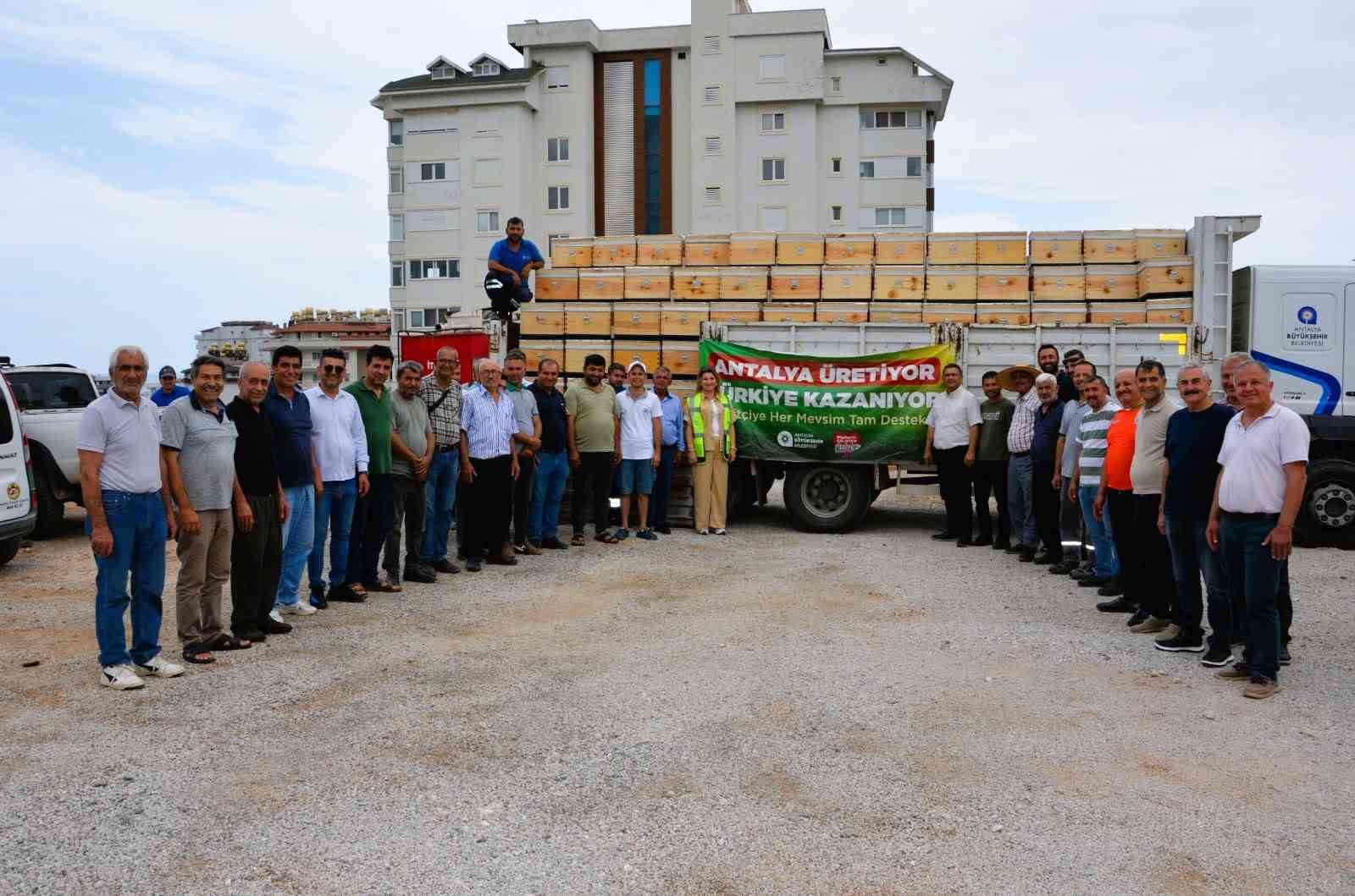 Antalya’nın dört bir yanına arı kovanı desteği