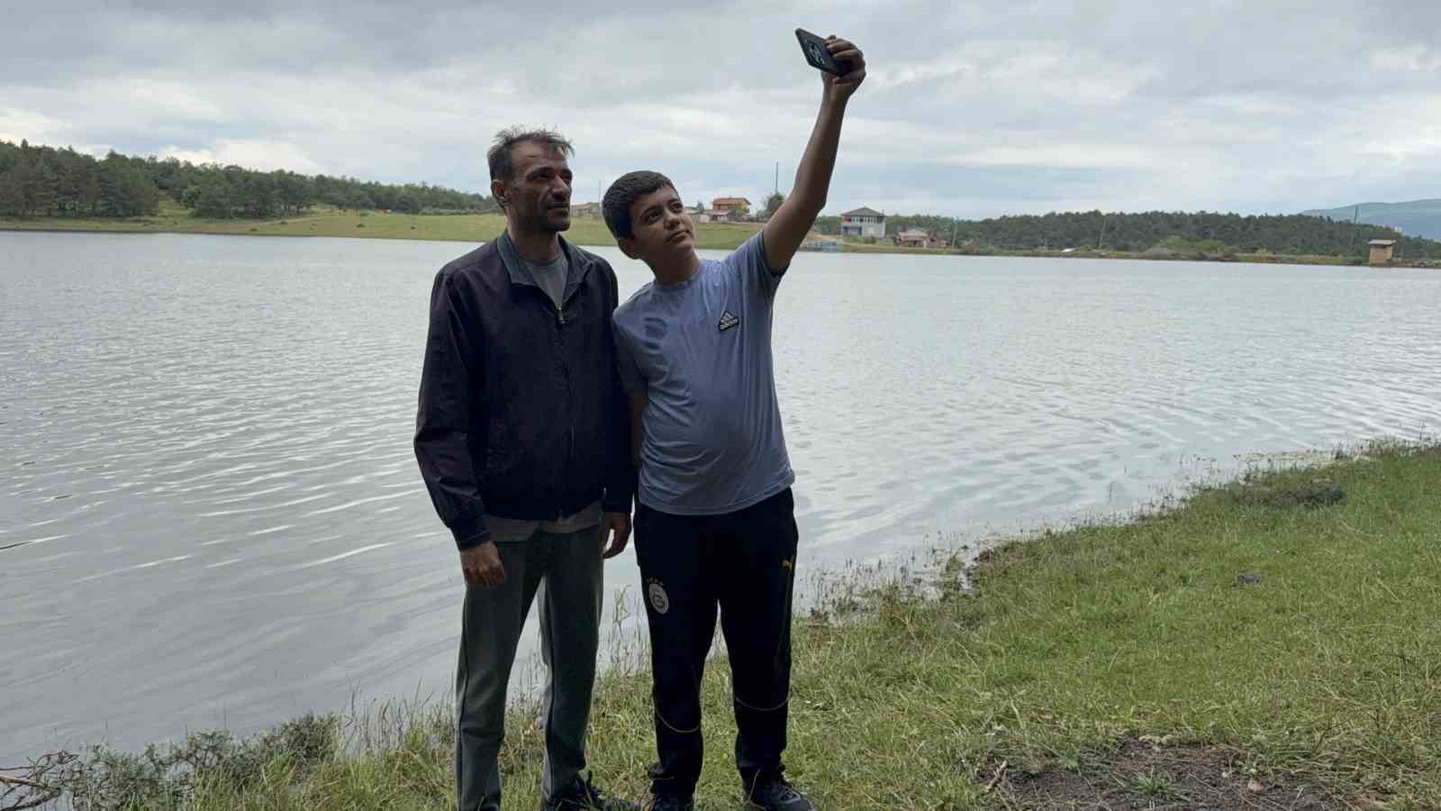 Yağışlar göleti doldurdu, yayla yolu su altında kaldı