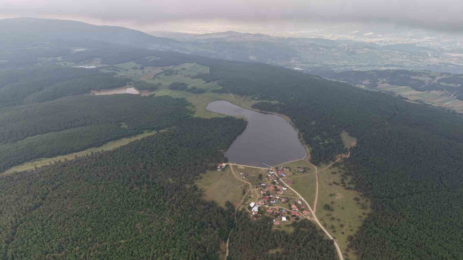 Yağışlar göleti doldurdu, yayla yolu su altında kaldı