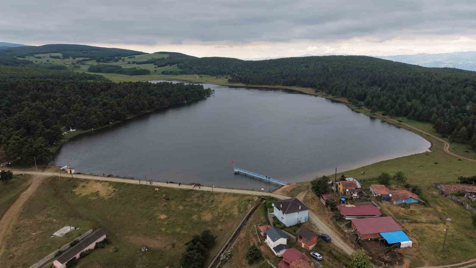 Yağışlar göleti doldurdu, yayla yolu su altında kaldı