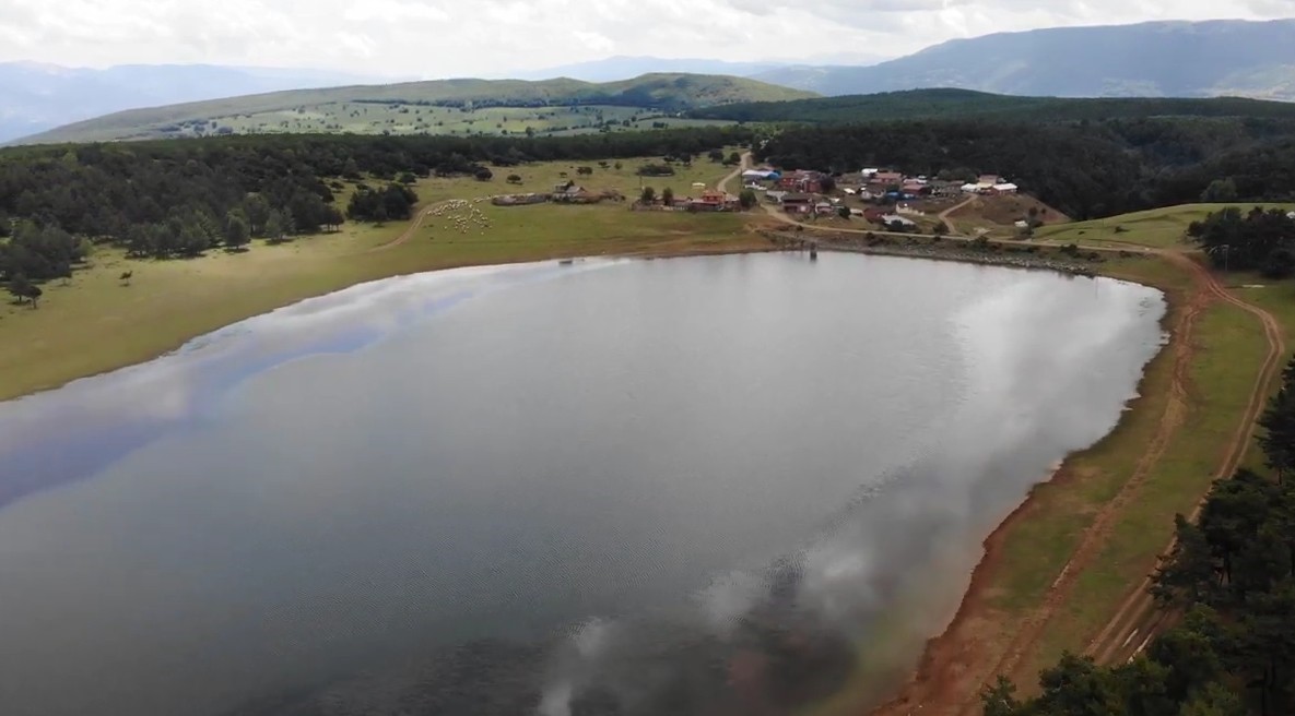 Yağışlar göleti doldurdu, yayla yolu su altında kaldı