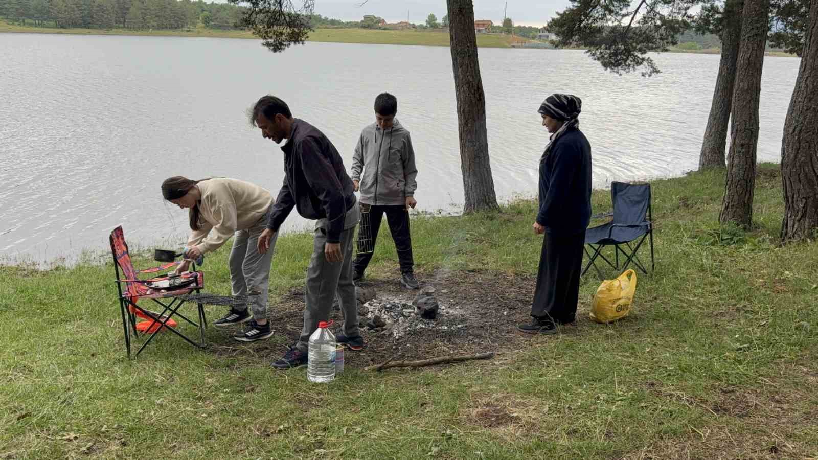 Yağışlar göleti doldurdu, yayla yolu su altında kaldı