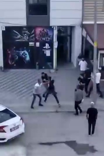 Kemer ve ıstakalarla birbirlerine saldırdılar
