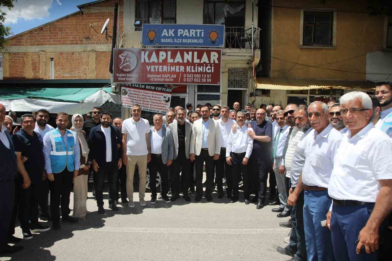 AK Parti Baskil’de tek yürek: 100 kişilik kadro sahaya indi
