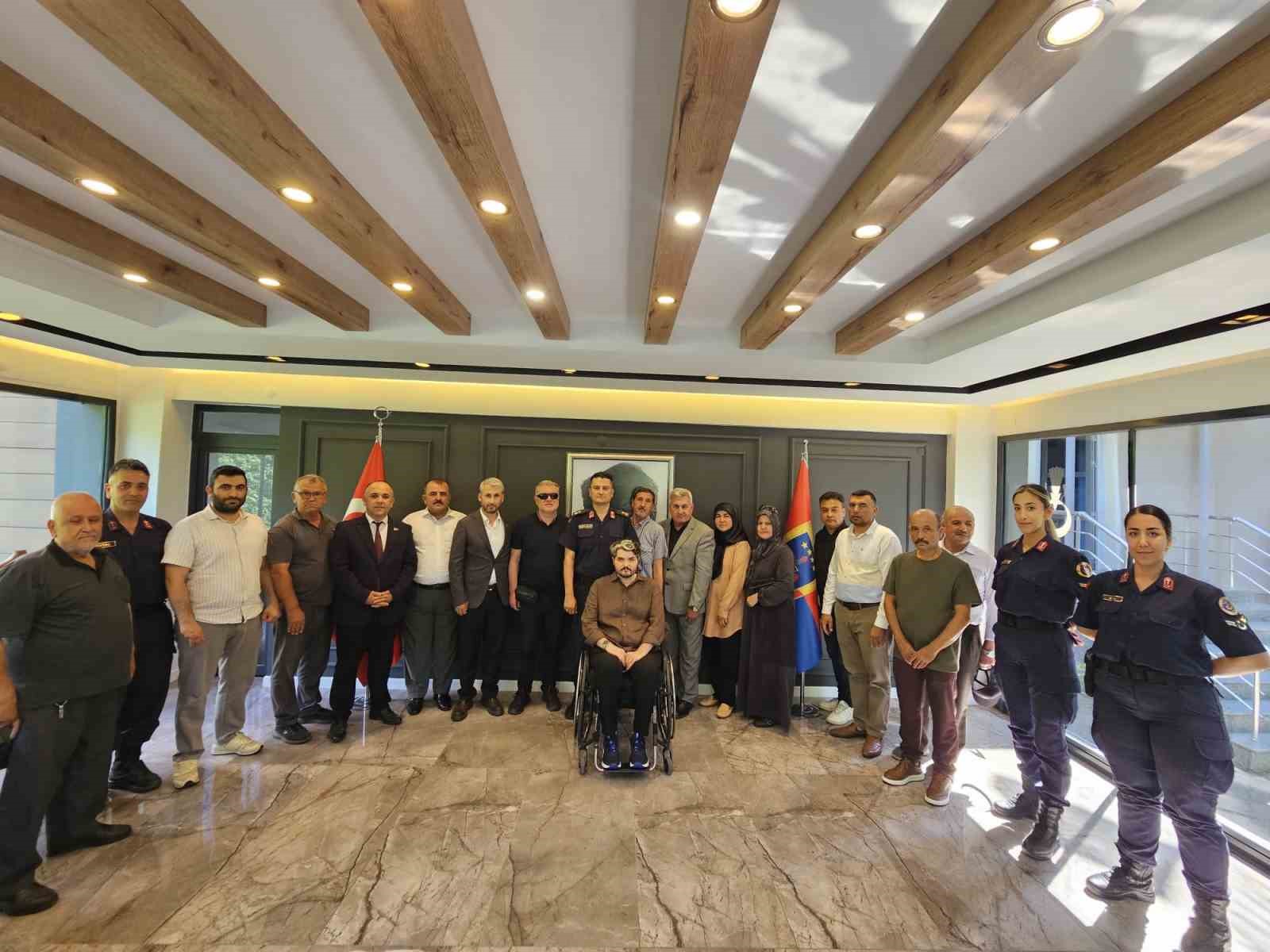 Şehit aileleri ve gazilerden komutana duygusal veda