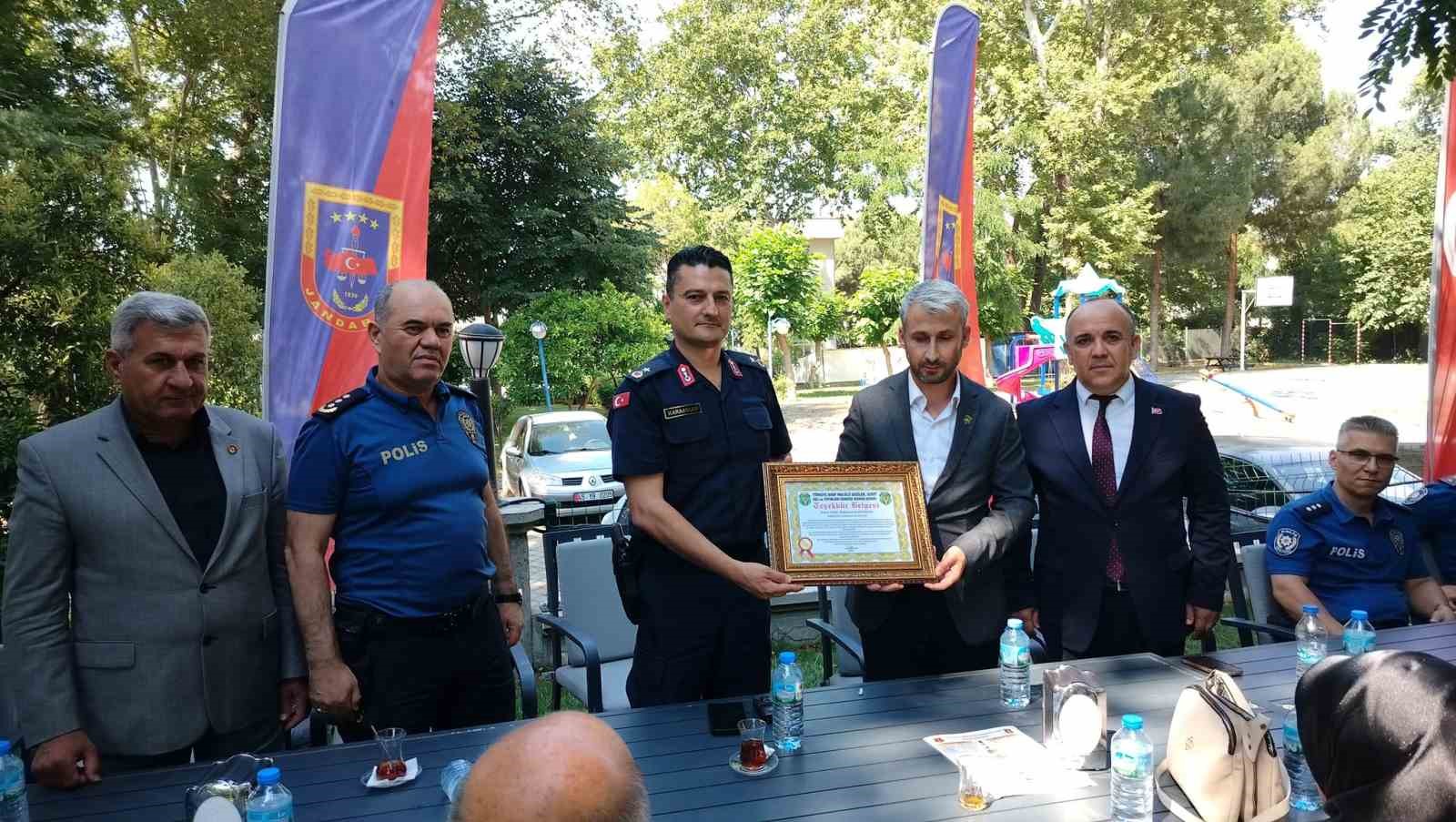 Şehit aileleri ve gazilerden komutana duygusal veda