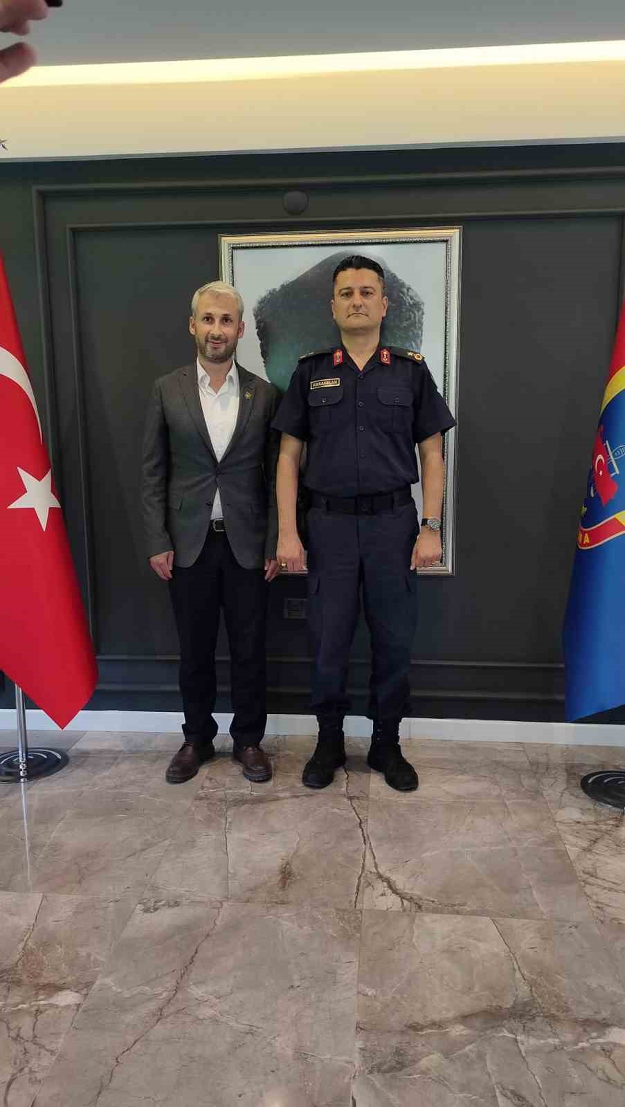 Şehit aileleri ve gazilerden komutana duygusal veda