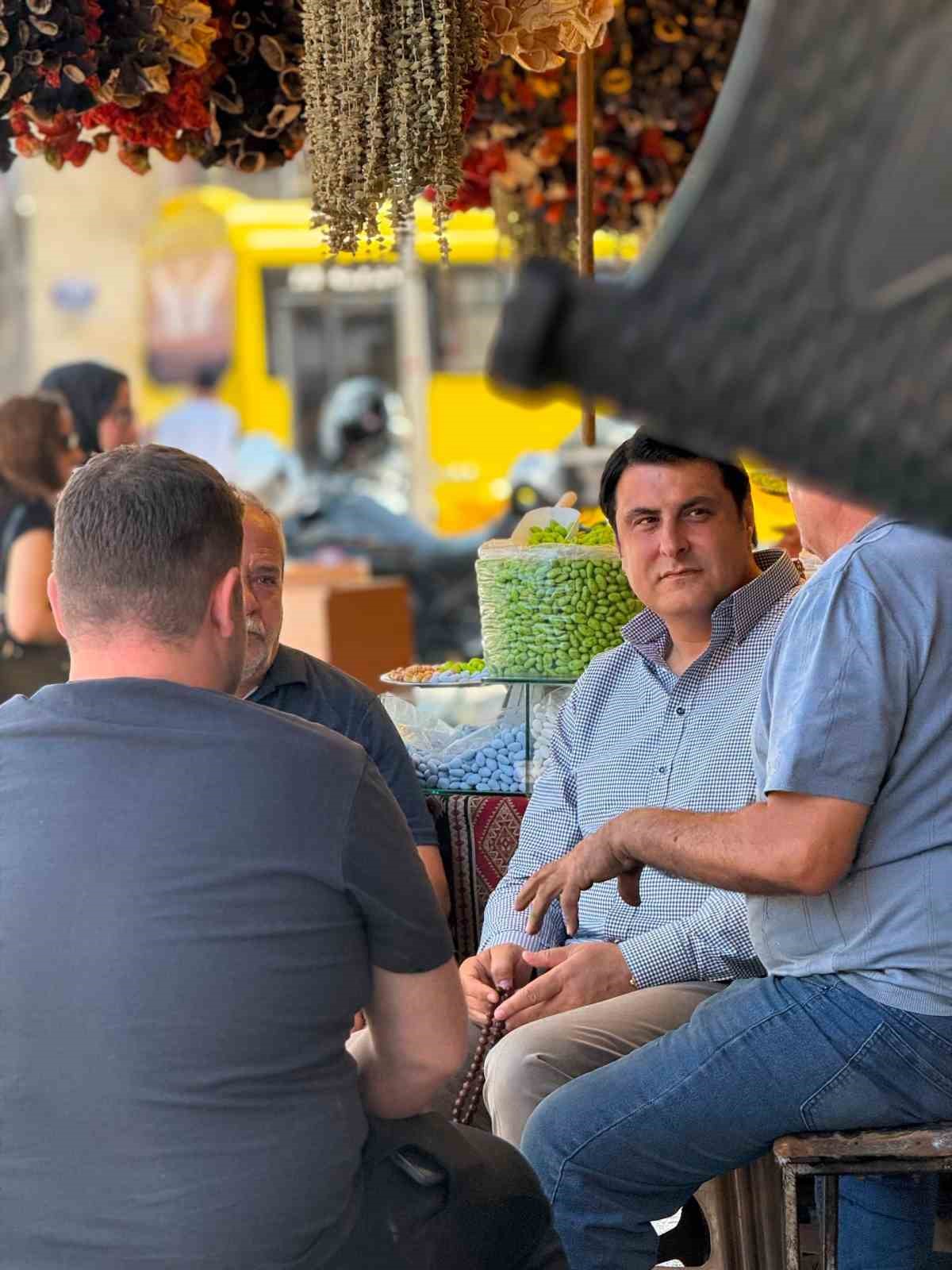 Yılmaz, tarihi Elmacı Pazarı’nda esnafla buluştu